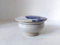 Caseta / cutiuta ceramica, gresie, hand-made, cu capac, 5cm inaltime, 10cm diametru
