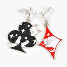 Cercei asimetrici cu pisici albe si simboluri de carti