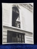 DOAMNA IN BALCONUL UNEI CASE VECHI , FOTOGRAFIE MONOCROMA, PE HARTIE CRETATA , DATATA 30 SEPT. 1923