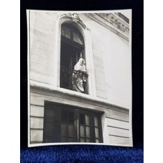 DOAMNA IN BALCONUL UNEI CASE VECHI , FOTOGRAFIE MONOCROMA, PE HARTIE CRETATA , DATATA 30 SEPT. 1923