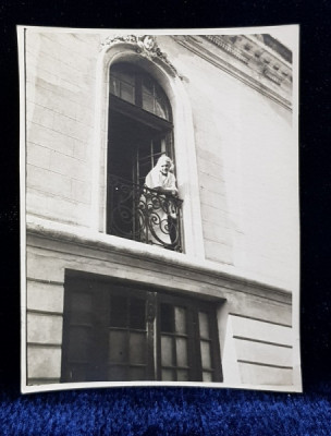DOAMNA IN BALCONUL UNEI CASE VECHI , FOTOGRAFIE MONOCROMA, PE HARTIE CRETATA , DATATA 30 SEPT. 1923 foto
