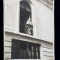 DOAMNA IN BALCONUL UNEI CASE VECHI , FOTOGRAFIE MONOCROMA, PE HARTIE CRETATA , DATATA 30 SEPT. 1923
