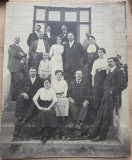 Fotografie pe carton 20x26 bărbați și femei pe scările unei institii cca 1925