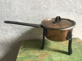 Cratita veche din cupru cu trei picioare si maner din fier realizata manual plus capac !
