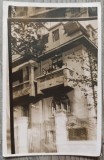 Tineri la balconul unui imobil neoromanesc, Romania interbelica// foto tip CP