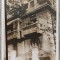 Tineri la balconul unui imobil neoromanesc, Romania interbelica// foto tip CP