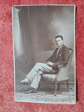 Fotografie tip carte postala, barbat in fotoliu, 1931