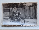 Fotografie bărbat pe motocicletă Jawa/MZ &ndash; Rom&acirc;nia anii 1960