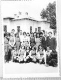 Bnk foto Ploiesti - elevi in fata Scolii nr 9 str Rares Voda - 1973, Alb-Negru, Romania de la 1950, Cladiri