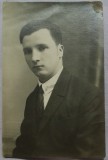 Fotografie tip carte postala, tanar, perioada interbelica