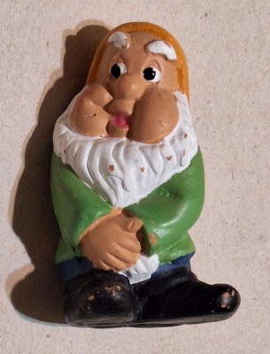 Pitic din povestea Alba ca Zapada - jucarie - figurina din plastic foto