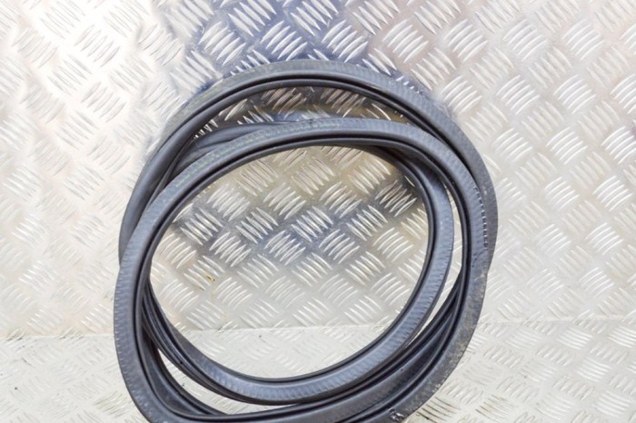 Garnitura ușă dreapta spate PORSCHE MACAN DKN 2019 OEM: 95B833721B,95B.833.721.B | 12078868