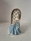 Bibelou Porțelan ARPO Curtea de Argeș &ndash; Doamnă pe Jilț (17 cm), anii 70-80