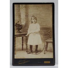 FOTOGRAF JEAN GEISER , ALGER , FETITA CU CERCUL IN STUDIO , FOTOGRAFIE TIP CABINET , SFARSITUL SEC. XIX