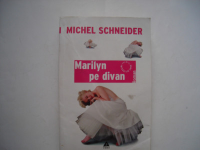 Marilyn pe divan - Michel Schneider foto