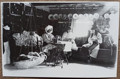Taranci cusand, interior de casa taraneasca, anii &amp;#039;30// reproducere de epoca foto