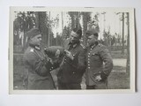 Foto originala 129 x 89 mm ofiteri nazisti examinand un obuz in Basarabia 1943?