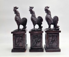 3 Cocosi in pozitie de cantat sculptati in lemn de esenta tare pe socluri arta asiatica China anii 1970 fiecare cate 30 cm inaltime