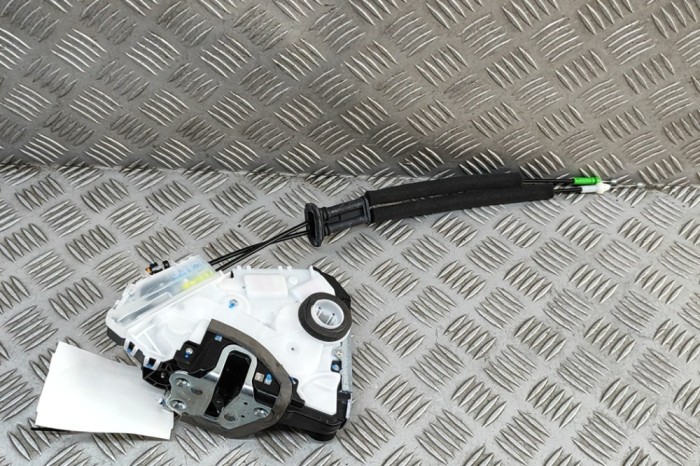 &Icirc;ncuietoare ușă dreapta față TOYOTA C-HR _X2_, _H2_ 2023 OEM: 69030-F4140 30769203