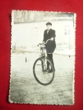 Fotografie mica interbelica - Biciclist ,pliata ,dim.= 3,8x8,2cm