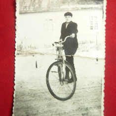 Fotografie mica interbelica - Biciclist ,pliata ,dim.= 3,8x8,2cm