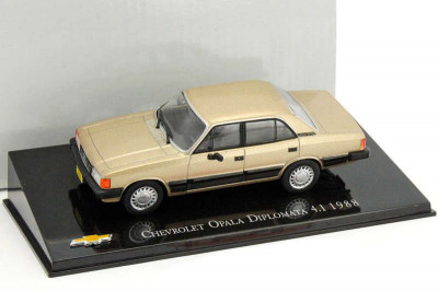 Macheta auto Chevrolet Opala Diplomat 4.1 1988, 1:43 Ixo foto