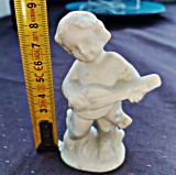 Statuetă porțelan neglazurat vintage 8.5 cm h, copil cu chitară, baza 4cm/3 cm, ștampilă ilizibilă. Fără ciobituri sau lipituri, bisque porcelain