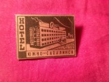 Insigna veche URSS Hotel Sahalin , L= 2,8cm , metal si email