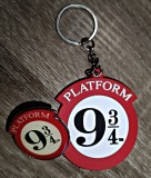 SET 2 piese: Platforma 9 &frac34; breloc și insignă pentru un trenulist cu simțul umorului sau doar &icirc;nfocat fan Harry Potter, spre desfătarea Muggle tren