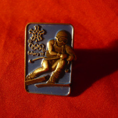 Insigna cu buton - Olimpiada de Iarna Calgary 1988 , h=2,5cm , metal si email