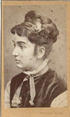 M1305N Paulina Rădulescu născută Seiman cu fetele Sofia, Cornelia și Elena, studio Fridolin Hess, Lugoj foto