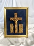 Crucifix &ndash; ceramică, acril și foiță aurie