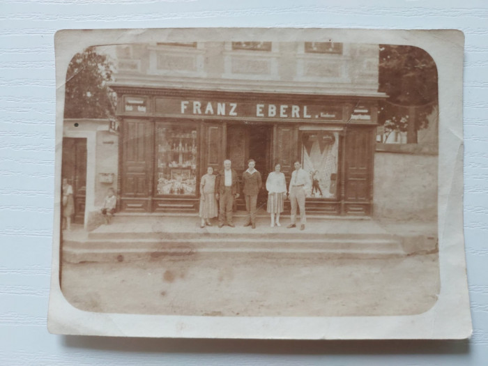 Print vintage fotografie veche cu oameni in fata unui magazin Franz Eberl