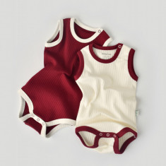 Set 2 body-uri fara maneci Ribana Bebe Unisex din bumbac organic si 5%elastan - Ecru/Bordo BabyCosy (Marime: 12-18 Luni)