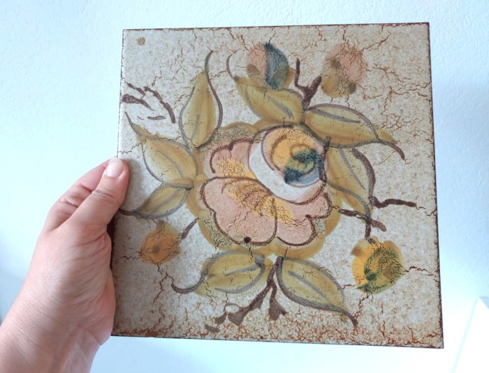 Placa ceramica faianta Italia (pentru bucatarie suport vase fierbinti) decorativa, decorata cu floare de trandafir stilizat, 20x20cm, Made in Italy