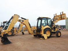 Inchiriez Buldoexcavator cu atasamente diverse foto