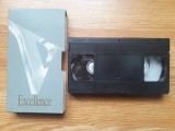 ✅ CASETĂ VIDEO VHS CU DOUĂ FILME MIZERABILII 2001 DUPĂ CARTEA SCRISĂ DE VICTOR HUGO ȘI FILMUL JANDARMUL DIN SAINT-TROPEZ CU LOUIS DE FUN&Egrave;S