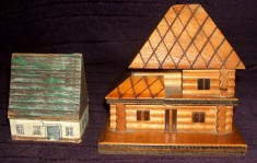 2 casute traditionale de lemn in miniatura, handmade, artizanat mestesugaresc foto