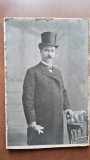 Fotografie pe carton, barbat cu joben, perioada interbelica