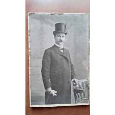 Fotografie pe carton, barbat cu joben, perioada interbelica