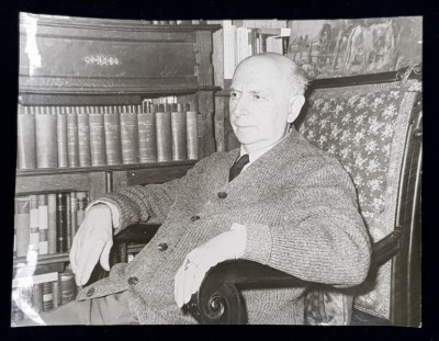 INTELECTUAL , POZAND IN FOTOLIU , IN BIROUL DE LUCRU , FOTOGRAFIE MONOCROMA, PE HARTIE LUCIOASA , DATATA 1968 foto