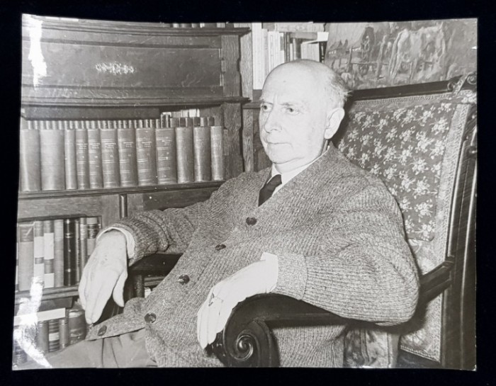 INTELECTUAL , POZAND IN FOTOLIU , IN BIROUL DE LUCRU , FOTOGRAFIE MONOCROMA, PE HARTIE LUCIOASA , DATATA 1968