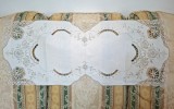 Napron/ Centru de masa Vintage din bumbac cu broderie manuala Madeira si insertii de dantela bobbin- BEJ