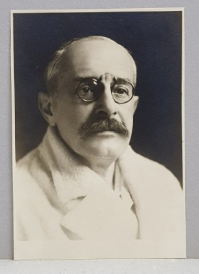 PROFESORUL PIERRE DUVAL , PORTRET LA PARIS , FOTOGRAFIE MONOCROMA, PERIOADA INTERBELICA foto