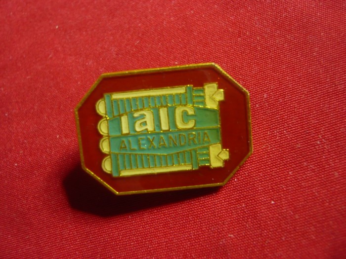 Insigna Intreprinderea IAIC Alexandria , metal si email , l= 2,5 cm