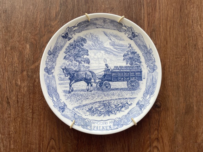 Farfurie din portelan suedez GUSTAVSBERG, BRYGGERI AB FALKEN, trasura distileriei din Falkenberg la 1896