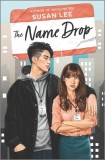 The Name Drop - Carte straina in engleza de Susan Lee, Roman de dragoste cu identitati gresite, aparut in 2024
