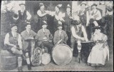 Fotografie tip Carte Postala, Baroneasa Sissi impruna cu un grup de instrumentisti austieci