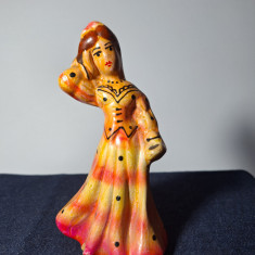Bibelou, figurina din ceramica, figurina femeie in rochie, pictata manual 11.5cm