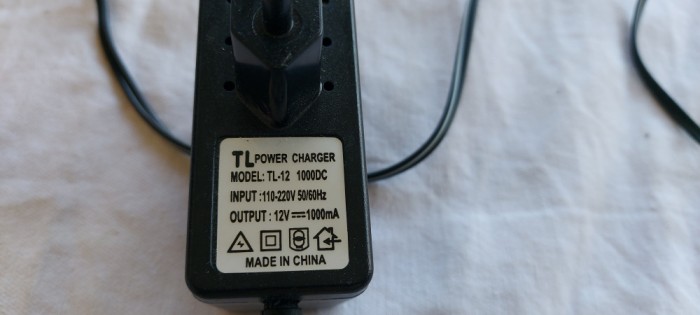 ALIMENTATOR 12V-1 A , MODEL TL-12 1000DC , FUNCTIONEAZA .